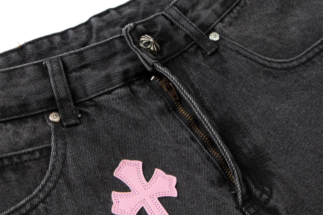 P206 [Next day] Chrome Heart cross patchwork leather jeans Top heavy washing process Calfskin laser cut cross Distressed silver hardware Straight version slimming the upper body High-end customized version Official guide price: ***** Color: Black patchwork pink Size: 28 30 32 34 (s-XL) Detailed sizes can be found in Figure 9
